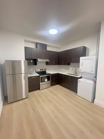     Private furnished ground-level suite with separate entrance near Peace Arch Hospital