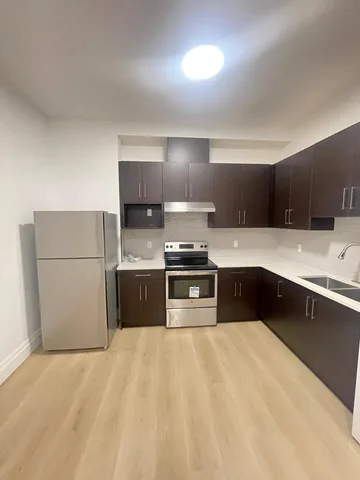     Private furnished ground-level suite with separate entrance near Peace Arch Hospital