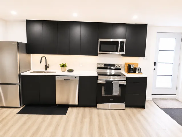 1 Bedroom Modern Unit for Extended Stays (No pets) Near CHEO/General Hospital