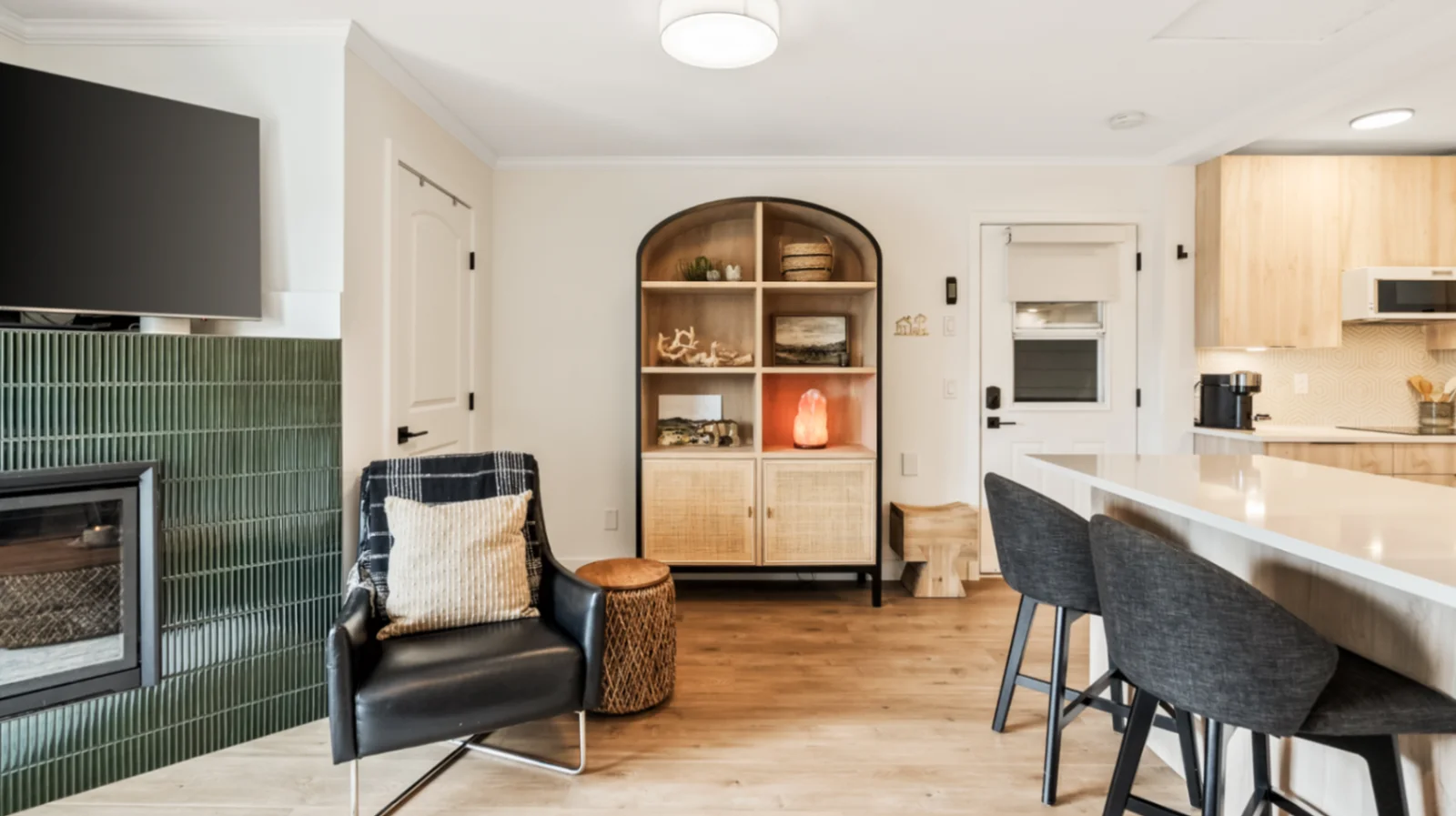Carriage home downtown located at base of Knox Mountain