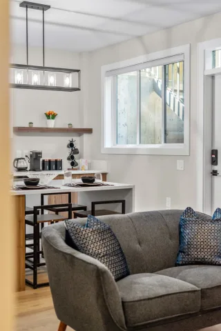 Modern Urban-Chic Fully Furnished Suite with all Amenities and WIFI