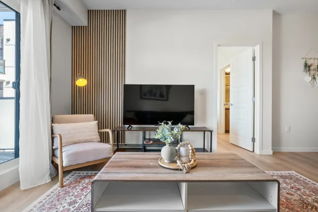 Modern 2BR w/ Balcony + Free Parking | NW Calgary | 25 min drive from FootHills Medical