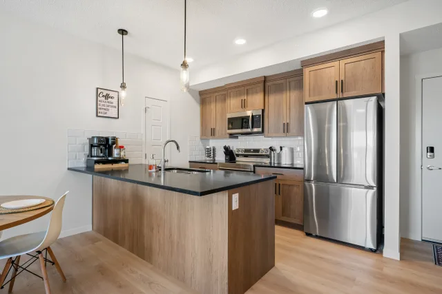 Modern 2BR w/ Balcony + Free Parking | NW Calgary | 25 min drive from FootHills Medical