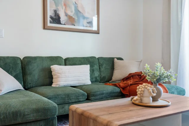 Modern 2BR w/ Balcony + Free Parking | NW Calgary | 25 min drive from FootHills Medical
