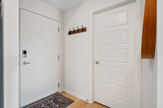 Modern 2BR w/ Balcony + Free Parking | NW Calgary | 25 min drive from FootHills Medical