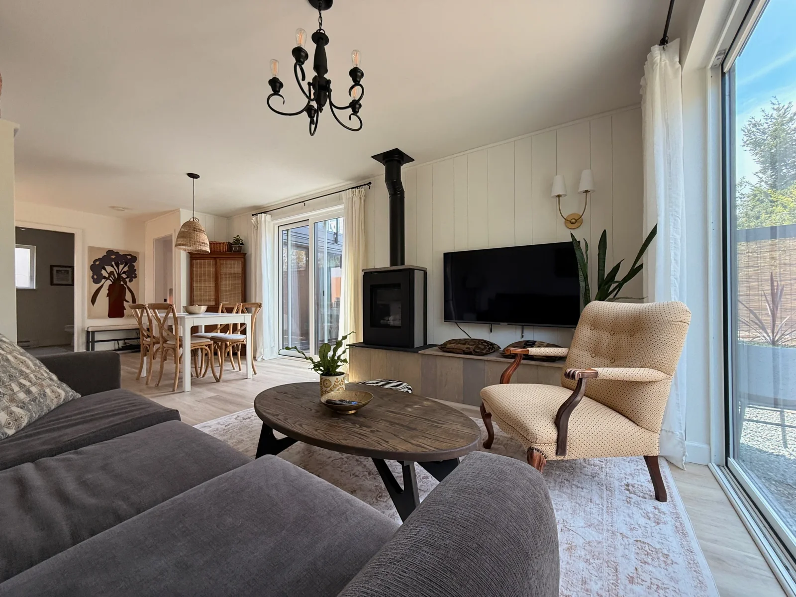 Bright, Peaceful Suite with Modern Comforts in Desirable Location