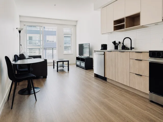 Modern Condo • Walk to SkyTrain • Free Parking & Gym