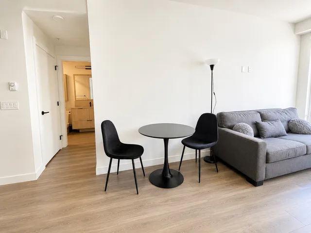 Modern Condo • Walk to SkyTrain • Free Parking & Gym