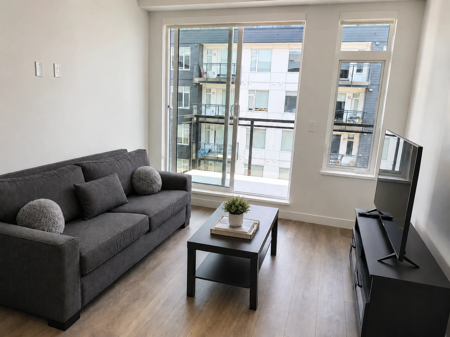 Modern Condo • Walk to SkyTrain • Free Parking & Gym