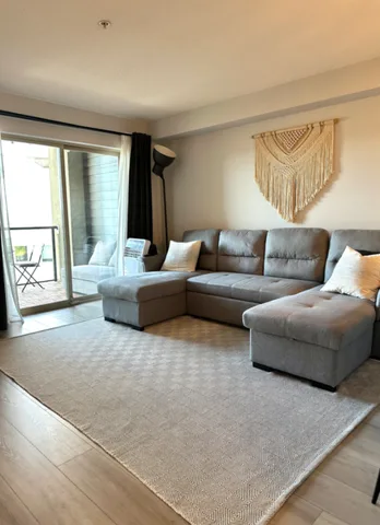 Bright Modern Condo Near SkyTrain & Eoyal Columbia Hospital