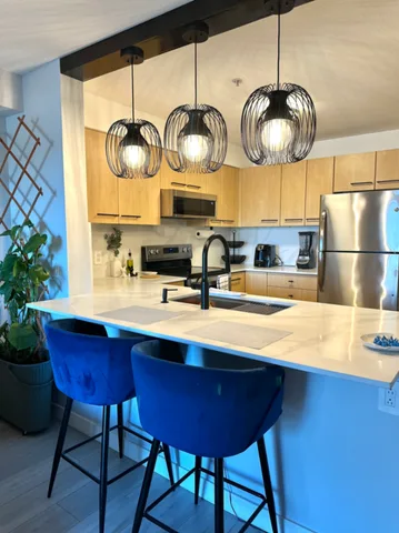 Bright Modern Condo Near SkyTrain & Eoyal Columbia Hospital