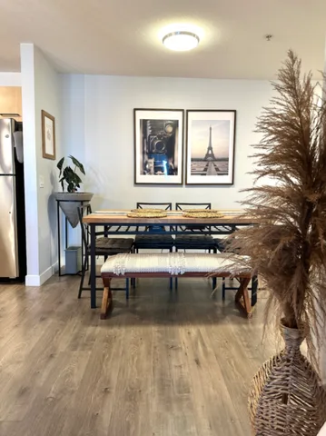 Bright Modern Condo Near SkyTrain & Eoyal Columbia Hospital