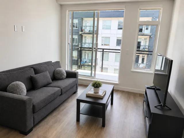 Modern Condo • Walk to SkyTrain • Free Parking & Gym