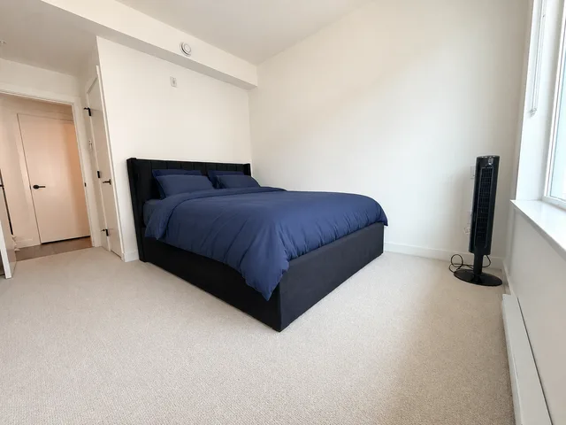 Modern Condo • Walk to SkyTrain • Free Parking & Gym