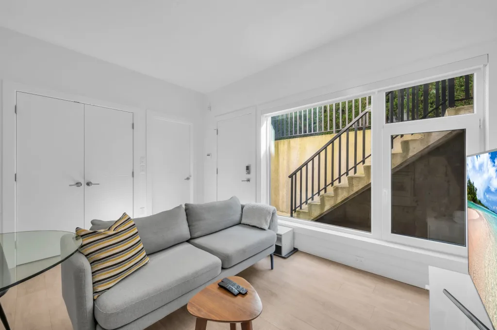 2 Blocks from Burnaby Hospital * Quiet Street * 5 min bus ride to Joyce Station