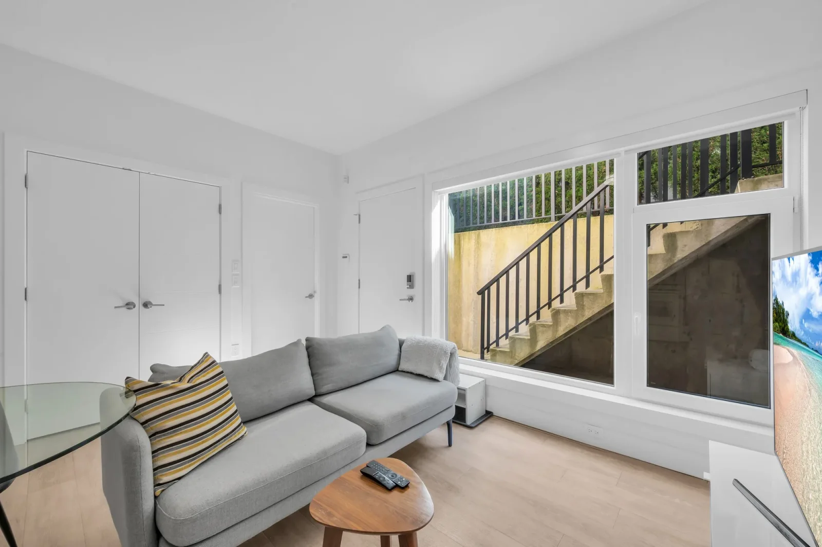 2 Blocks from Burnaby Hospital * Quiet Street * 5 min bus ride to Joyce Station