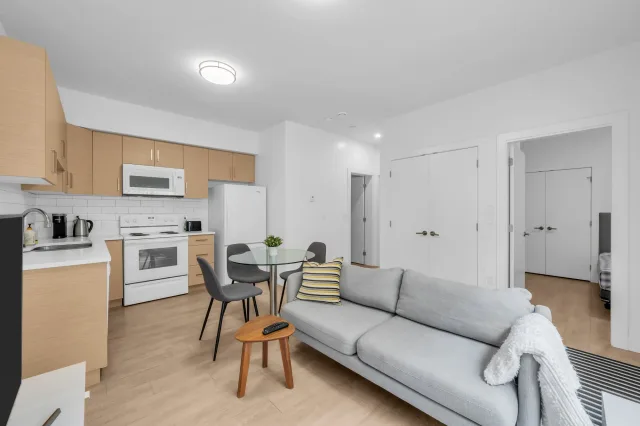 2 Blocks from Burnaby Hospital * Quiet Street * 5 min bus ride to Joyce Station