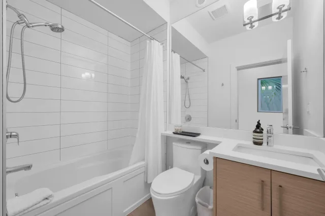 2 Blocks from Burnaby Hospital * Quiet Street * 5 min bus ride to Joyce Station