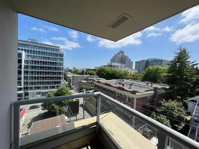 VGH Fairview Bright Corner suite 1BR+Den+1 Parking