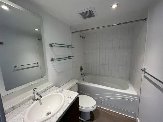 VGH Fairview Bright Corner suite 1BR+Den+1 Parking