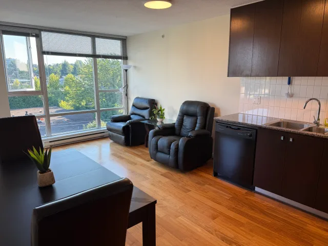 VGH Fairview Bright Corner suite 1BR+Den+1 Parking