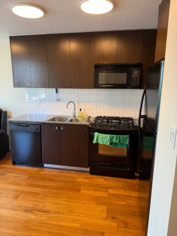 VGH Fairview Bright Corner suite 1BR+Den+1 Parking