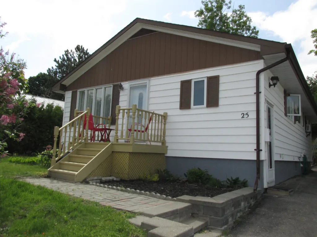 Tastefully furnished 3 bdrm 2 bath bungalow 3 mins to Hospital