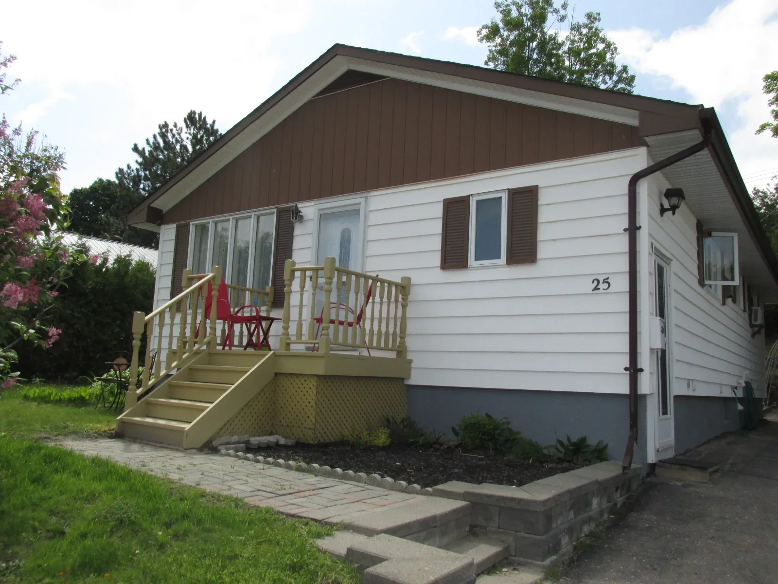 Tastefully furnished 3 bdrm 2 bath bungalow 3 mins to Hospital