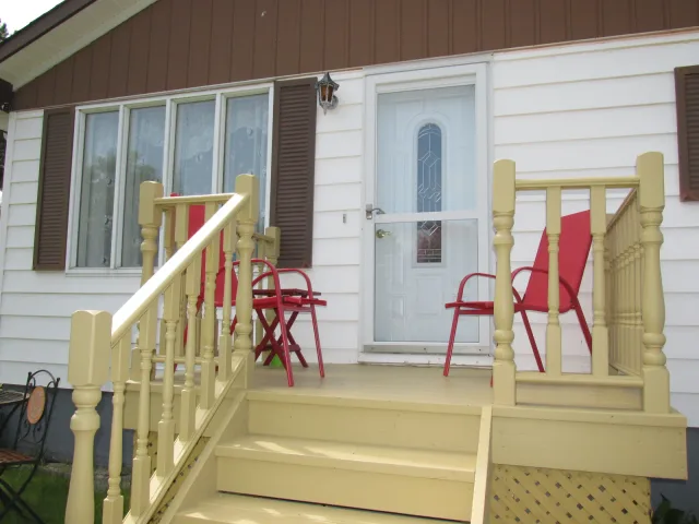Tastefully furnished 3 bdrm 2 bath bungalow 3 mins to Hospital