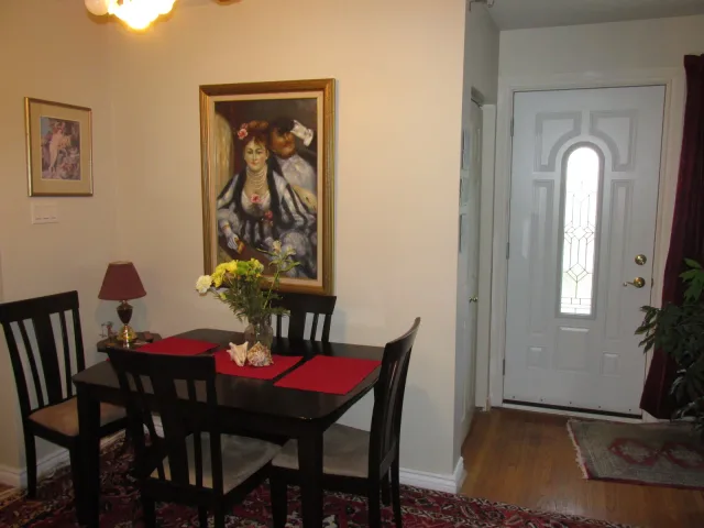 Tastefully furnished 3 bdrm 2 bath bungalow 3 mins to Hospital