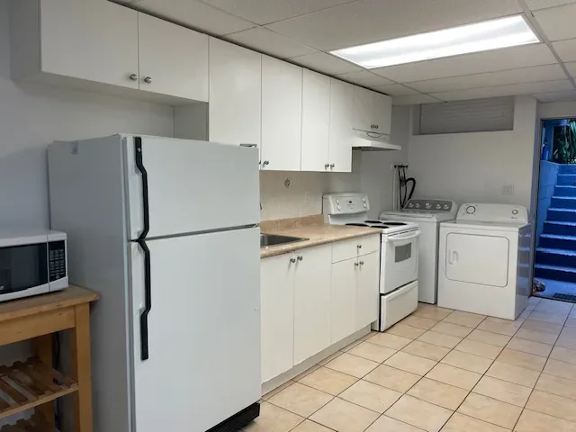 Near Metrotown | 10 min walk to Patterson skytrain | 2 km to Burnaby Hospital