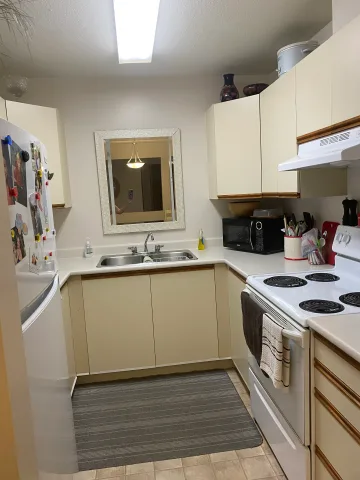 Quiet, cozy room steps away from bus stops to Delta Hospital.