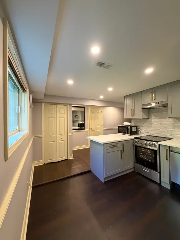 Never-lived-in private walkout ravine view unit.