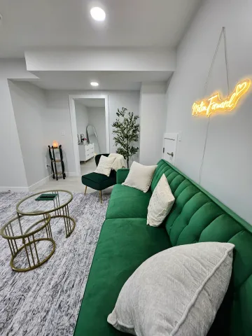 Newly developed, bewutiful modern private suite near Sturgeon Community Hospital