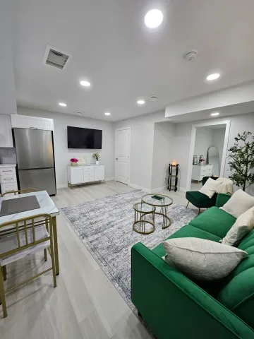 Newly developed, bewutiful modern private suite near Sturgeon Community Hospital