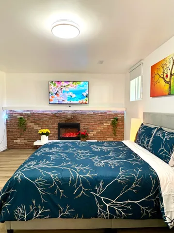 Furnished Room with ensuite washroom closes to Trillium & Free Parking
