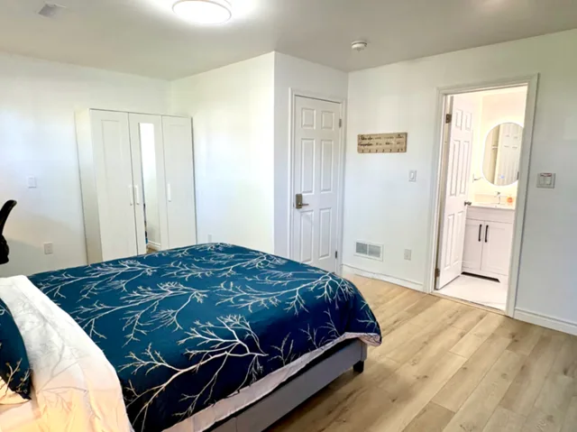 Furnished Room with ensuite washroom closes to Trillium & Free Parking