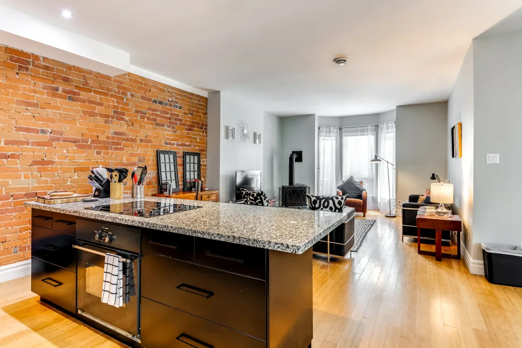 3 Bedroom 1.5 Bathroom Safe Neighbourhood Close To University Health Network And Public Transit (Copy)