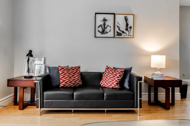 3 Bedroom 1.5 Bathroom Safe Neighbourhood Close To University Health Network And Public Transit (Copy)