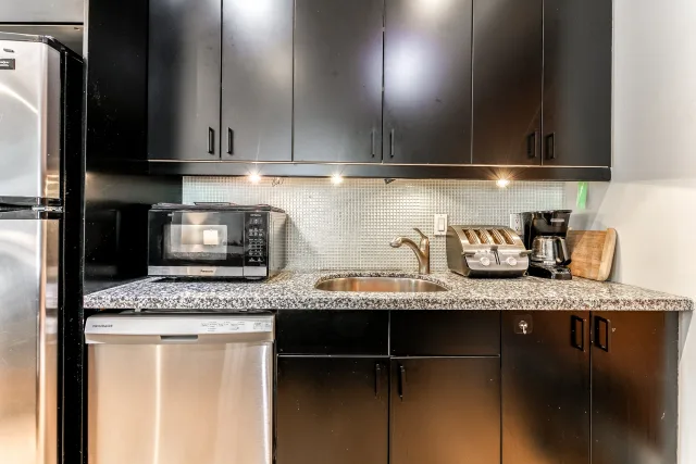 3 Bedroom 1.5 Bathroom Safe Neighbourhood Close To University Health Network And Public Transit (Copy)