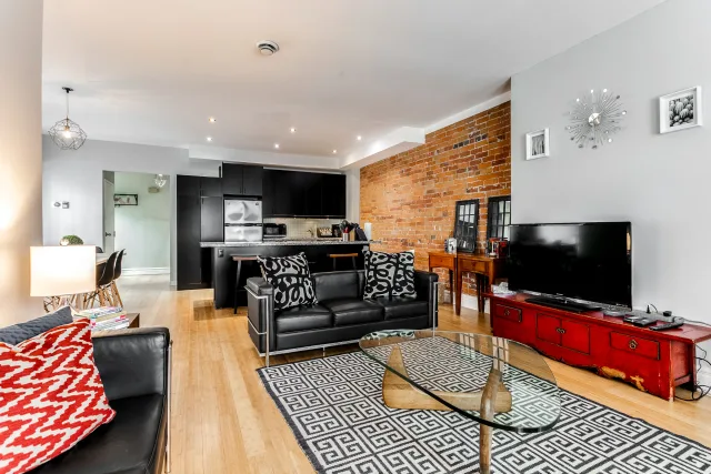 3 Bedroom 1.5 Bathroom Safe Neighbourhood Close To University Health Network And Public Transit (Copy)