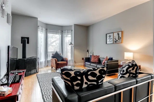 3 Bedroom 1.5 Bathroom Safe Neighbourhood Close To University Health Network And Public Transit (Copy)