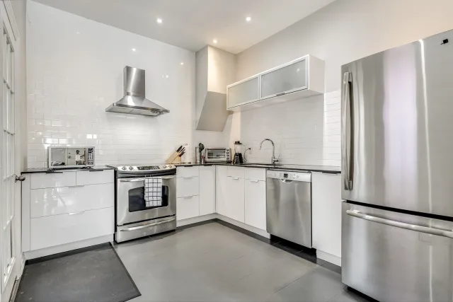 3 Bedroom 1.5 Bathroom Safe Neighbourhood Close To University Health Network And Public Transit (Copy) (Copy)