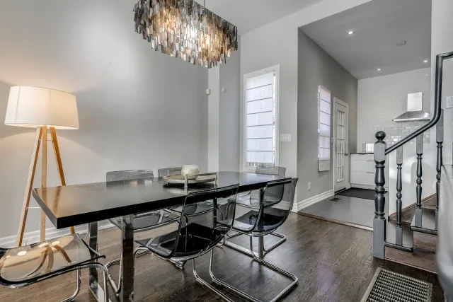 3 Bedroom 1.5 Bathroom Safe Neighbourhood Close To University Health Network And Public Transit (Copy) (Copy)