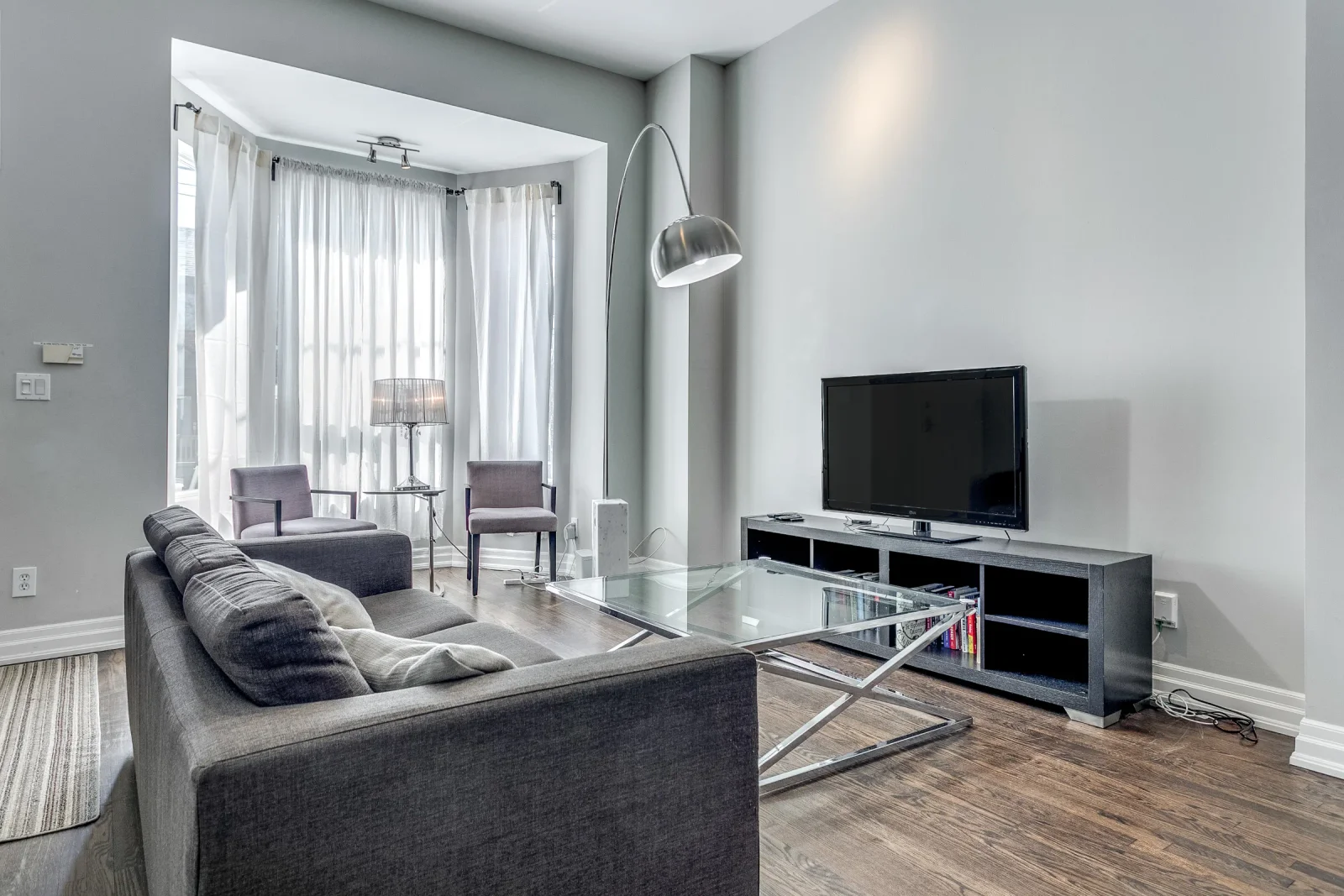 3 Bedroom 1.5 Bathroom Safe Neighbourhood Close To University Health Network And Public Transit (Copy) (Copy)