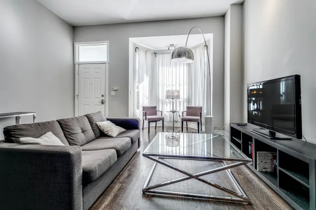 3 Bedroom 1.5 Bathroom Safe Neighbourhood Close To University Health Network And Public Transit (Copy) (Copy)