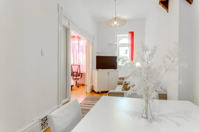 2 Bedroom 1 Bathroom Safe Neighbourhood Close To University Health Network And Public Transit (Copy)