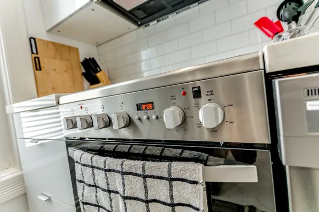 2 Bedroom 1 Bathroom Safe Neighbourhood Close To University Health Network And Public Transit (Copy)