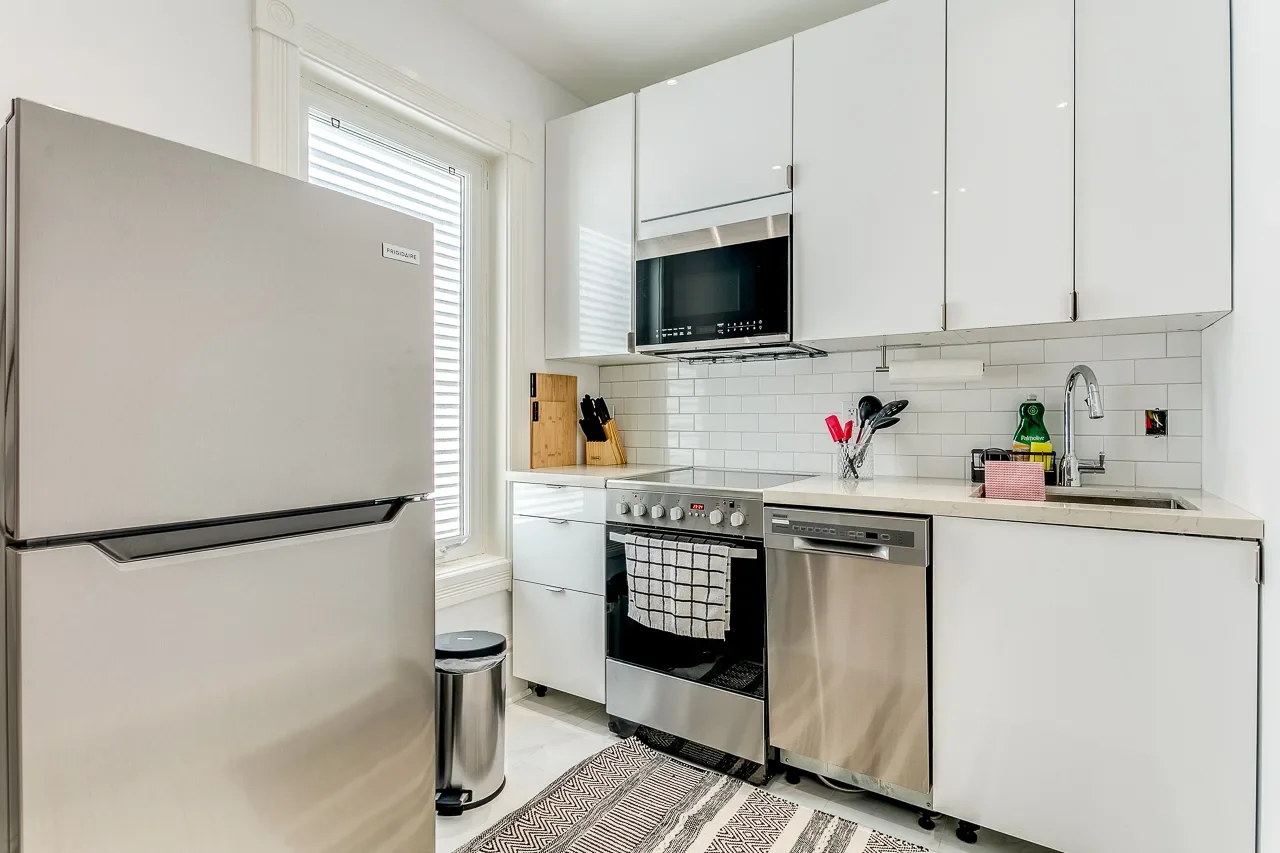 2 Bedroom 1 Bathroom Safe Neighbourhood Close To University Health Network And Public Transit (Copy)