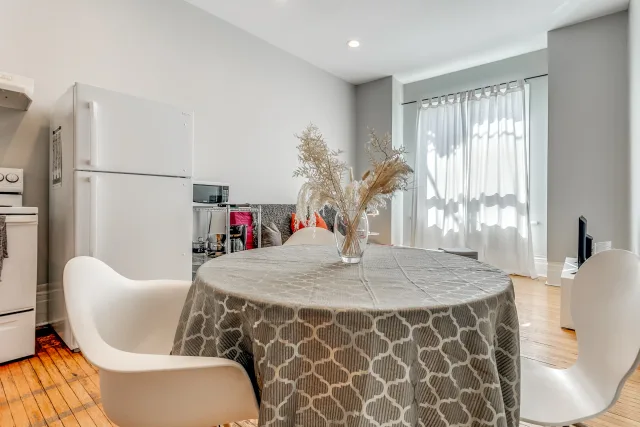 1 Bedroom 1 Bathroom Safe Neighbourhood Close To University Health Network And Public Transit (Copy)
